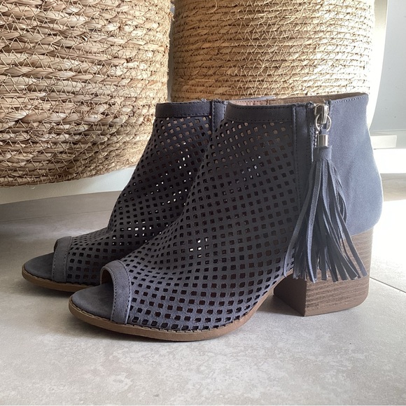 Qupid Core 18 peep toe tassel booties EUC - Picture 2 of 6